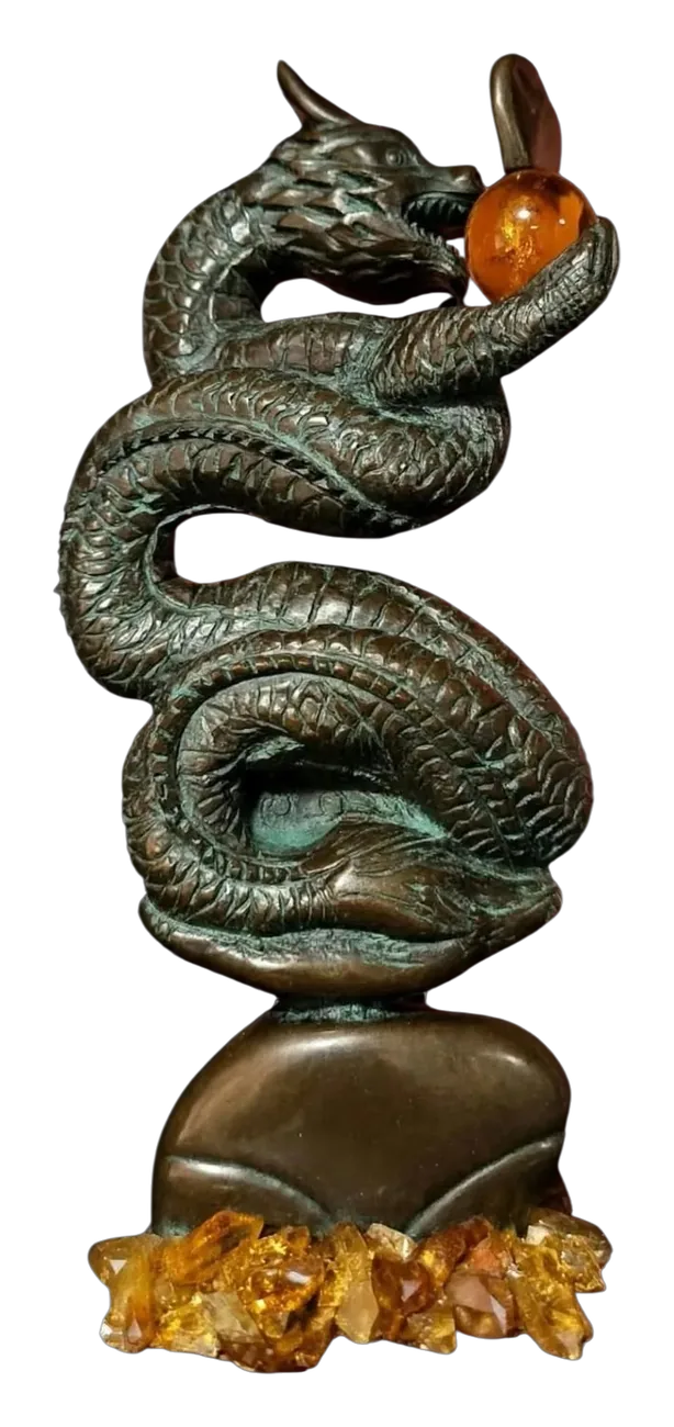 Escultura de dragón en metal de pátina verdosa con una esfera de ámbar