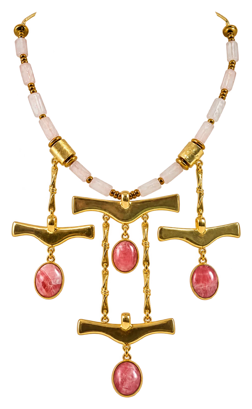 Collar de siluetas doradas con piedras rosas colgantes sobre busto blanco