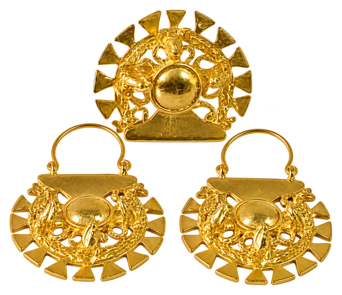 Anillo y aretes dorados en forma de disco solar con ranas en relieve