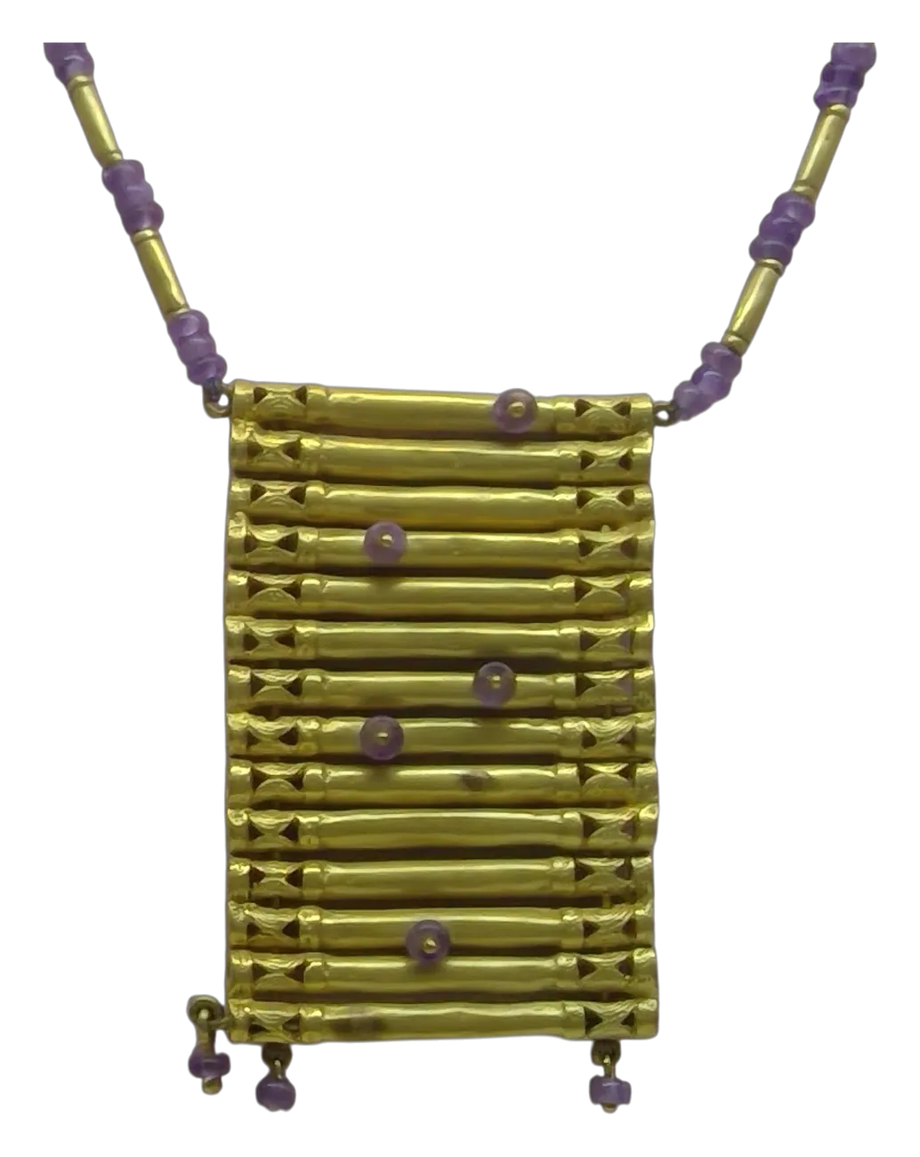 Collar con pectoral de placas doradas y cuentas de amatista
