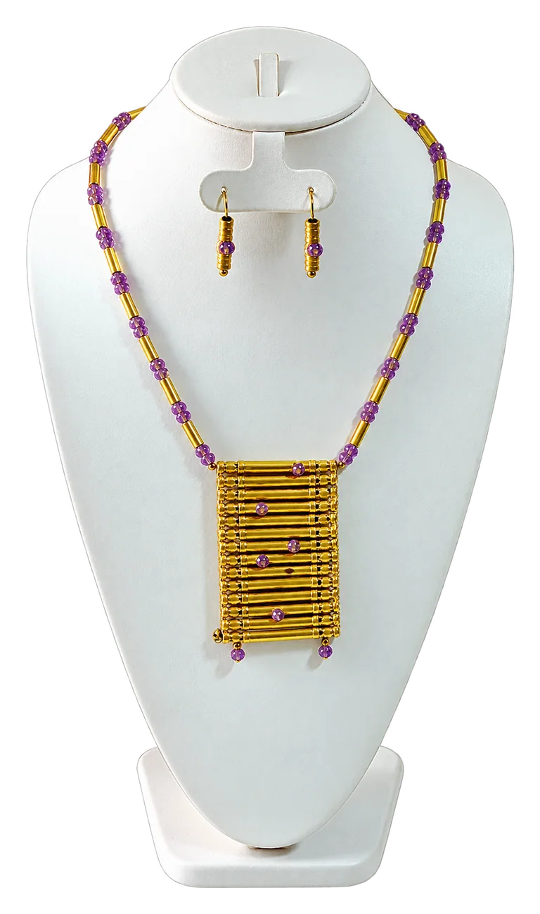 El pectoral y sus aretes sobre un busto