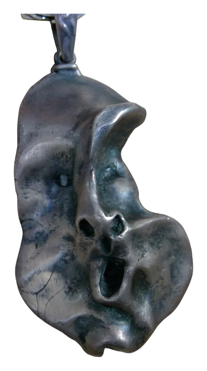 Rostro, dije de plata modelada de forma libre